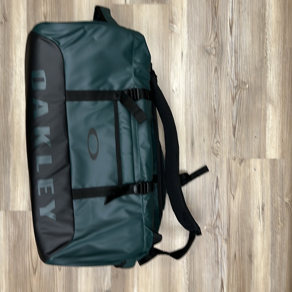 Oakley 70l road trip bag/backpack. NWT